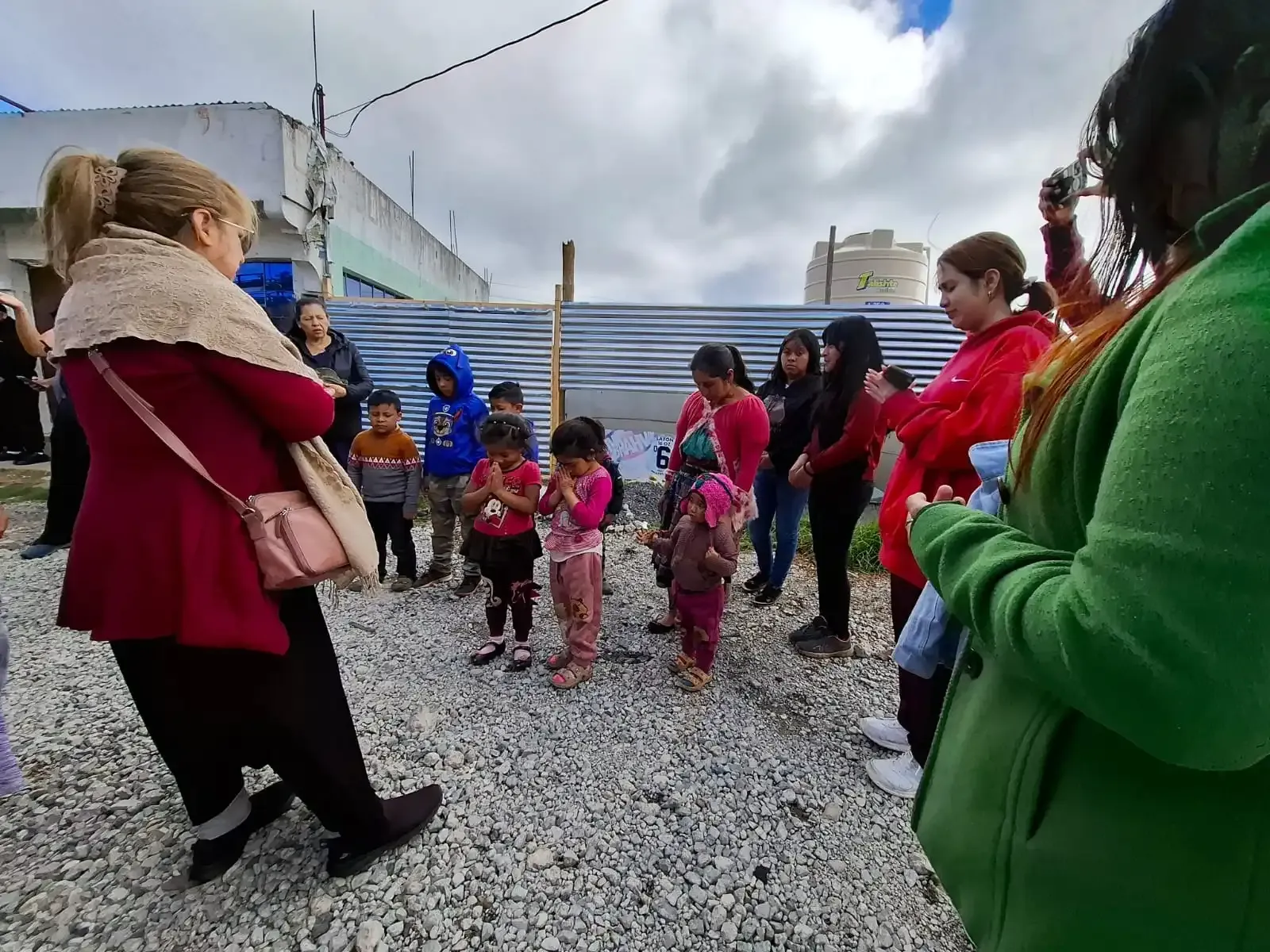 Miembros del ministerio compartiendo en evento comunitario