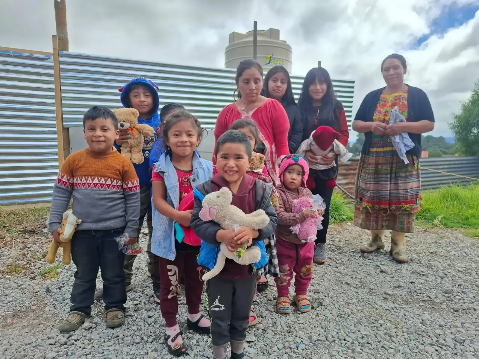 Niños recibiendo peluches en jornada solidaria